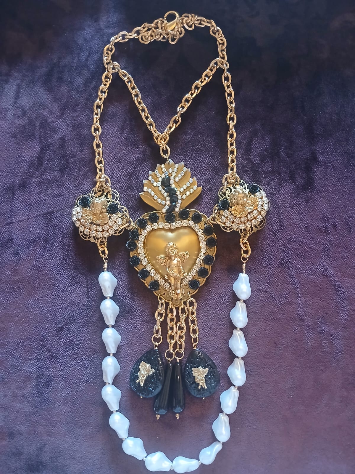 Beautiful necklace with an ex-voto heart and angels